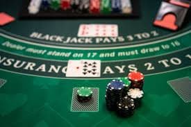 Ilustrasi perlindungan data dan privasi pada perangkat mobile dalam platform newbet4d